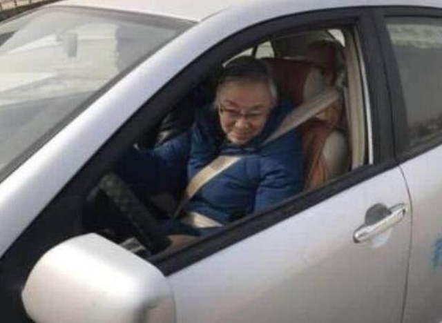 这些60多岁的大爷大妈都一把通过驾考科目二了，你还怕学车吗？